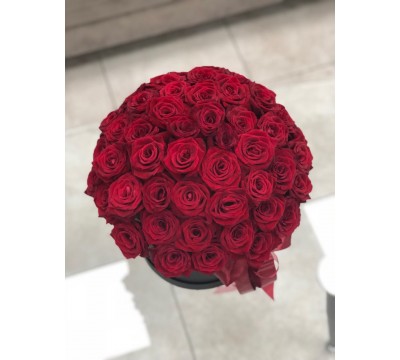 Червоні троянди в коробці